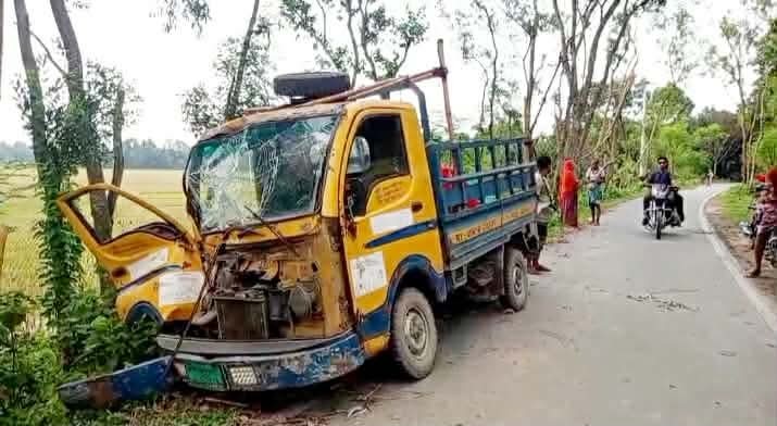 নওগাঁর মান্দায় চার্জার ভ্যানকে সাইড দিতে গিয়ে গাছে পিকআপের ধাক্কা, আহত ৫
